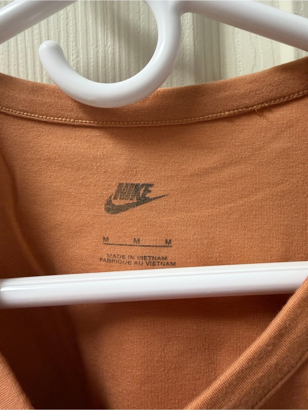 🧡 Nike Orange Cutout Crop Top - Picture 2 of 3